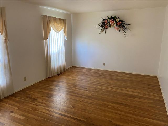 1323 Woodpath Drive, Florissant, MO 63031