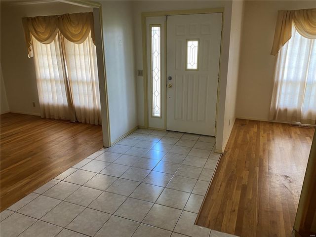 1323 Woodpath Drive, Florissant, MO 63031