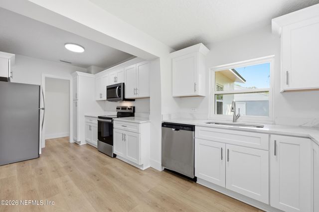 4242 PINEWOOD Avenue, Jacksonville, FL 32207