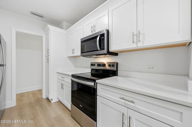 4242 PINEWOOD Avenue, Jacksonville, FL 32207