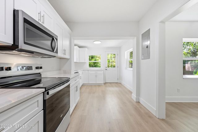 4242 PINEWOOD Avenue, Jacksonville, FL 32207