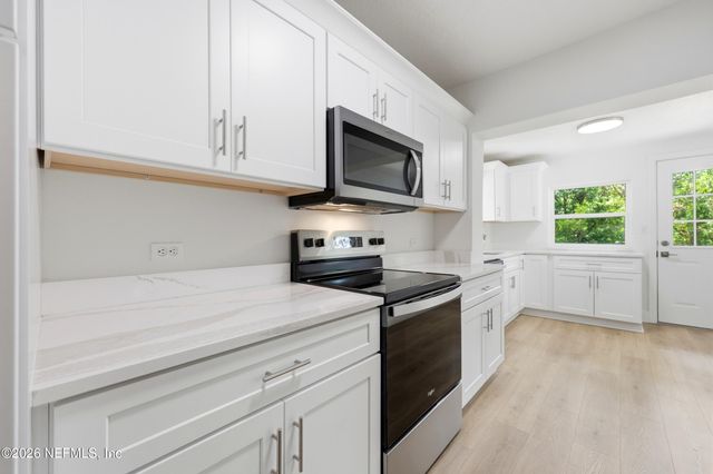 4242 PINEWOOD Avenue, Jacksonville, FL 32207