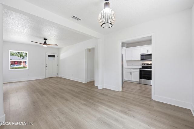 4242 PINEWOOD Avenue, Jacksonville, FL 32207