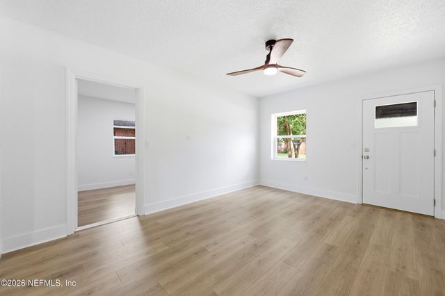 4242 PINEWOOD Avenue, Jacksonville, FL 32207