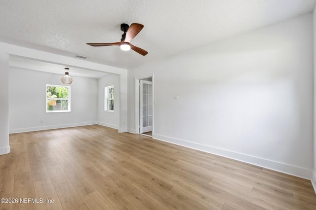 4242 PINEWOOD Avenue, Jacksonville, FL 32207