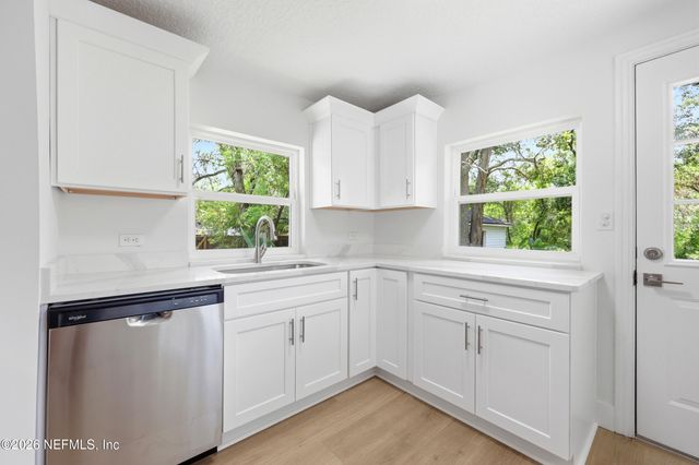4242 PINEWOOD Avenue, Jacksonville, FL 32207