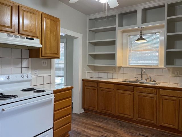 606 Mesquite ST, Bastrop, TX 78602