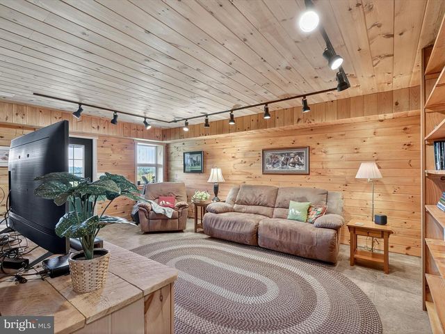 1494 MOUNTAIN RD, Orrtanna, PA 17353