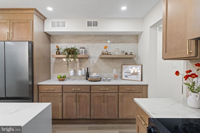 2 HARWOOD DR, Voorhees, NJ 08043
