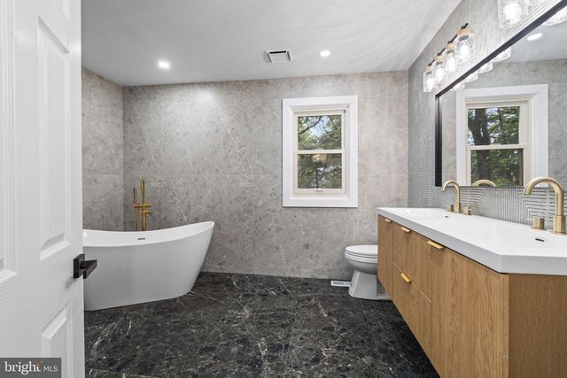 2 HARWOOD DR, Voorhees, NJ 08043