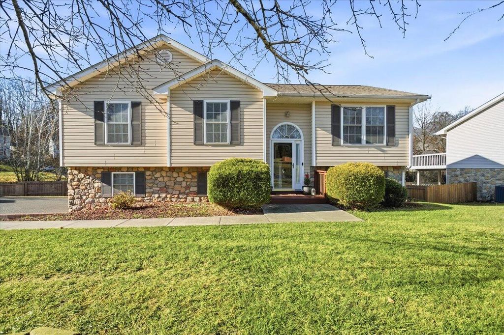 3102 Cedar Meade DR, Roanoke, VA 24014