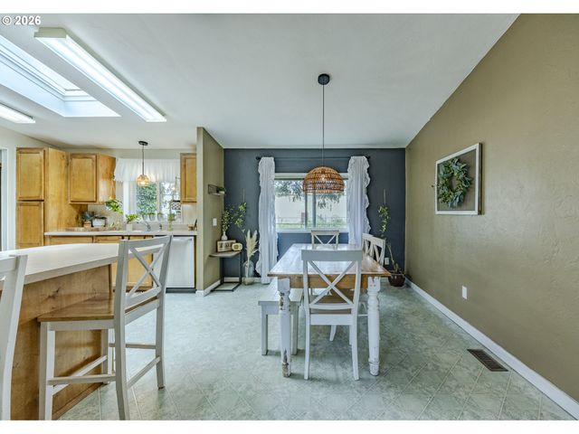 1939 MCDONALD Ct, Springfield, OR 97477
