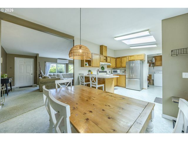 1939 MCDONALD Ct, Springfield, OR 97477