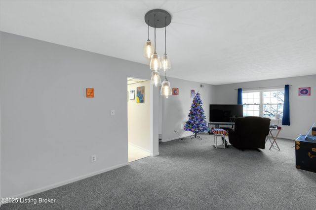 301 El Conquistador Pl, Louisville, KY 40220