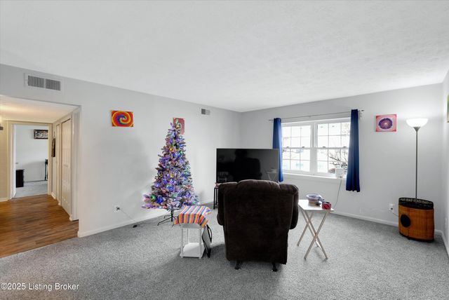 301 El Conquistador Pl, Louisville, KY 40220