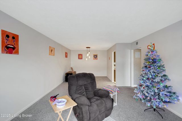 301 El Conquistador Pl, Louisville, KY 40220