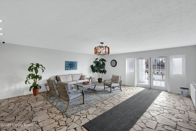 301 El Conquistador Pl, Louisville, KY 40220