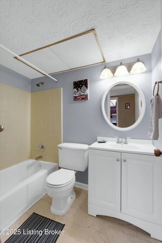 301 El Conquistador Pl, Louisville, KY 40220