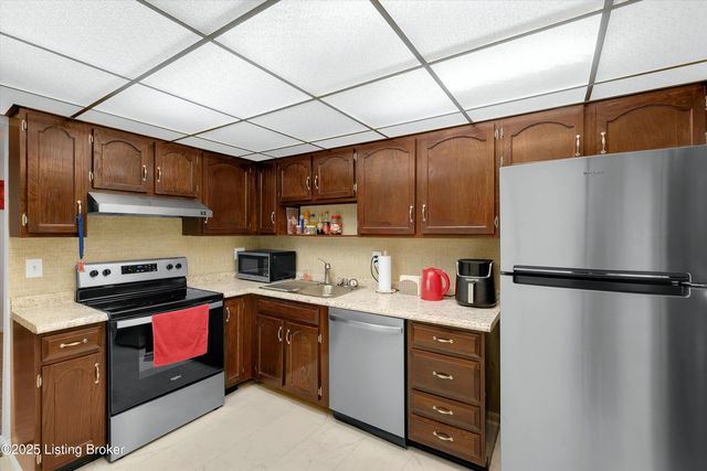 301 El Conquistador Pl, Louisville, KY 40220