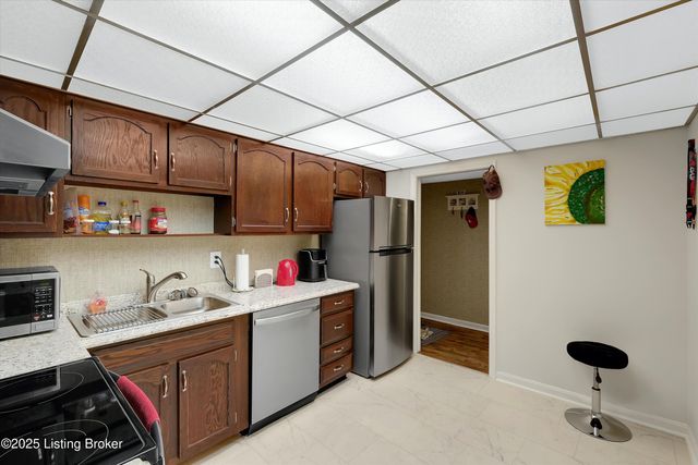 301 El Conquistador Pl, Louisville, KY 40220