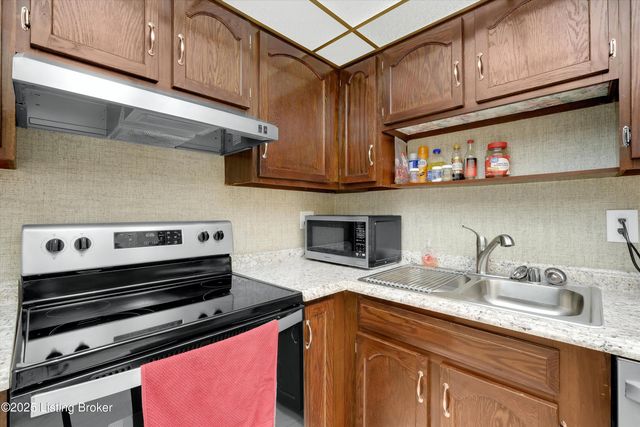 301 El Conquistador Pl, Louisville, KY 40220