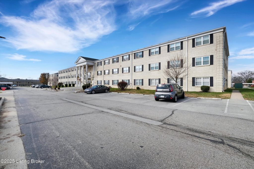 301 El Conquistador Pl, Louisville, KY 40220