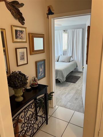 412 S Luna Court 2, Hollywood, FL 33021