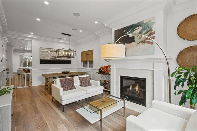 658 W Melrose Street 1, Chicago, IL 60657