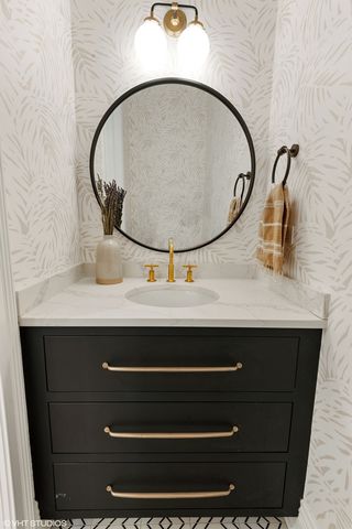 658 W Melrose Street 1, Chicago, IL 60657