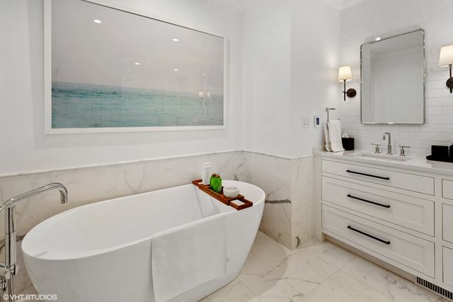 658 W Melrose Street 1, Chicago, IL 60657