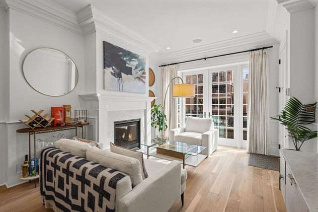 658 W Melrose Street 1, Chicago, IL 60657