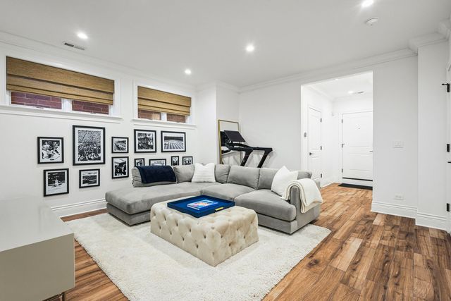 658 W Melrose Street 1, Chicago, IL 60657