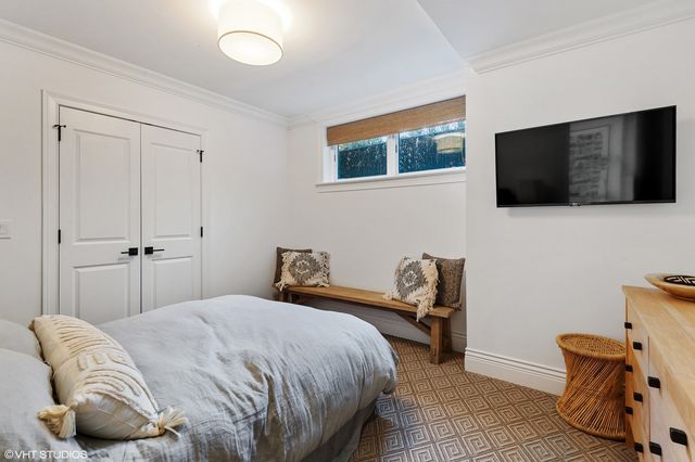 658 W Melrose Street 1, Chicago, IL 60657