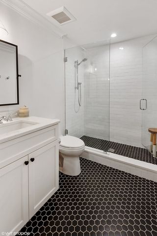 658 W Melrose Street 1, Chicago, IL 60657