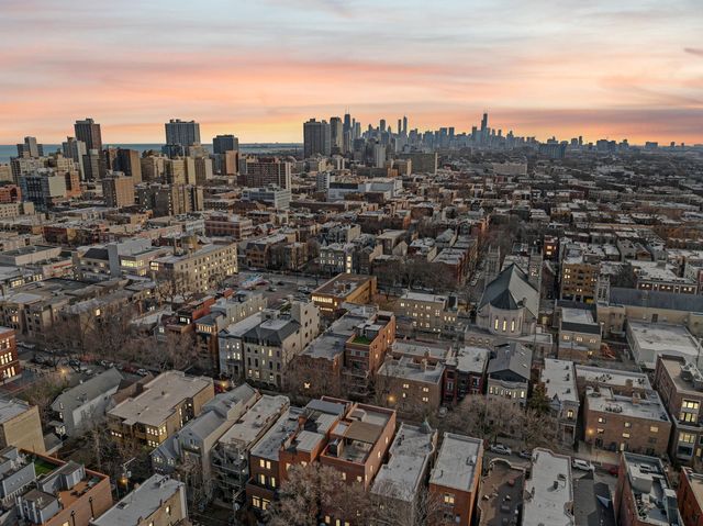 658 W Melrose Street 1, Chicago, IL 60657