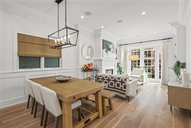 658 W Melrose Street 1, Chicago, IL 60657