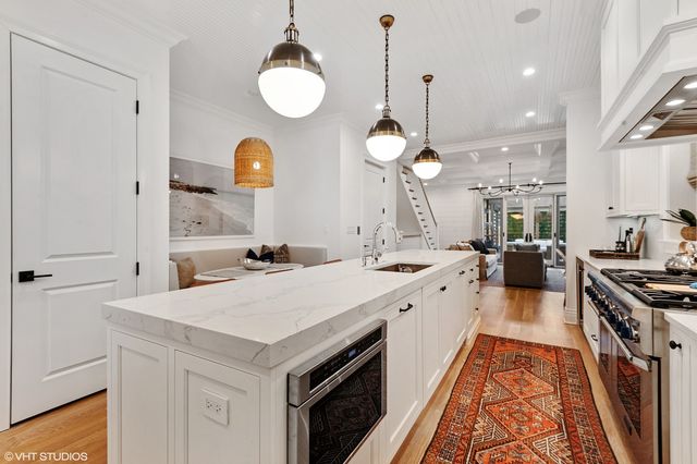 658 W Melrose Street 1, Chicago, IL 60657