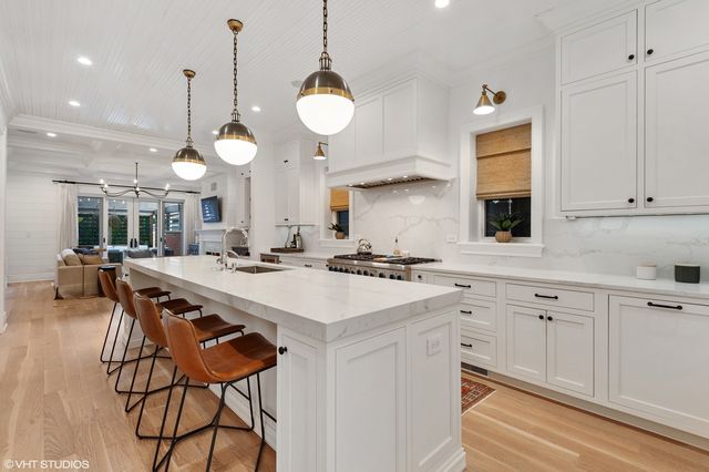 658 W Melrose Street 1, Chicago, IL 60657