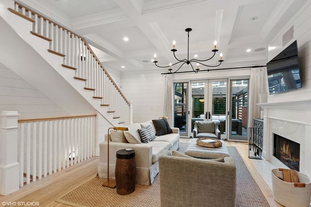 658 W Melrose Street 1, Chicago, IL 60657