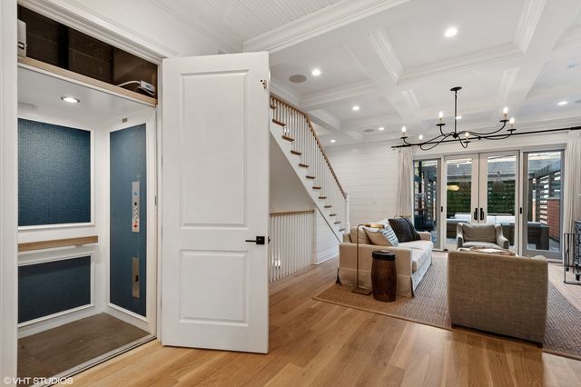 658 W Melrose Street 1, Chicago, IL 60657