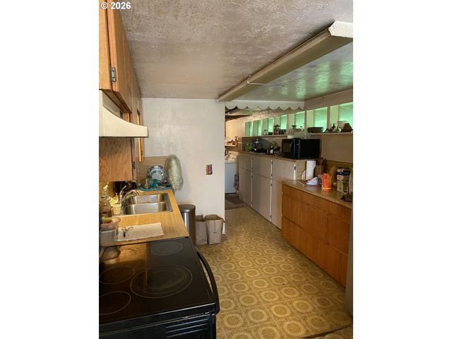 239 10TH St, Port Orford, OR 97465