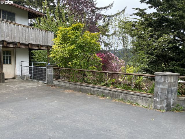 239 10TH St, Port Orford, OR 97465