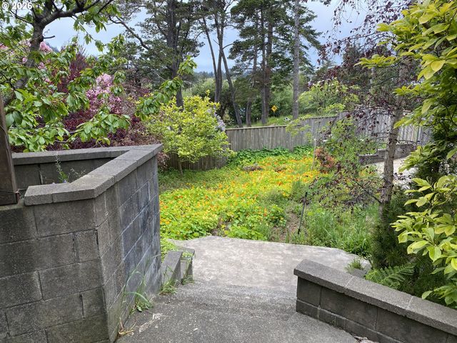 239 10TH St, Port Orford, OR 97465
