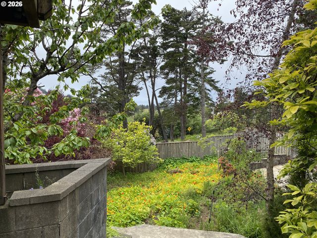 239 10TH St, Port Orford, OR 97465