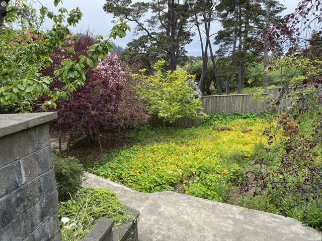 239 10TH St, Port Orford, OR 97465