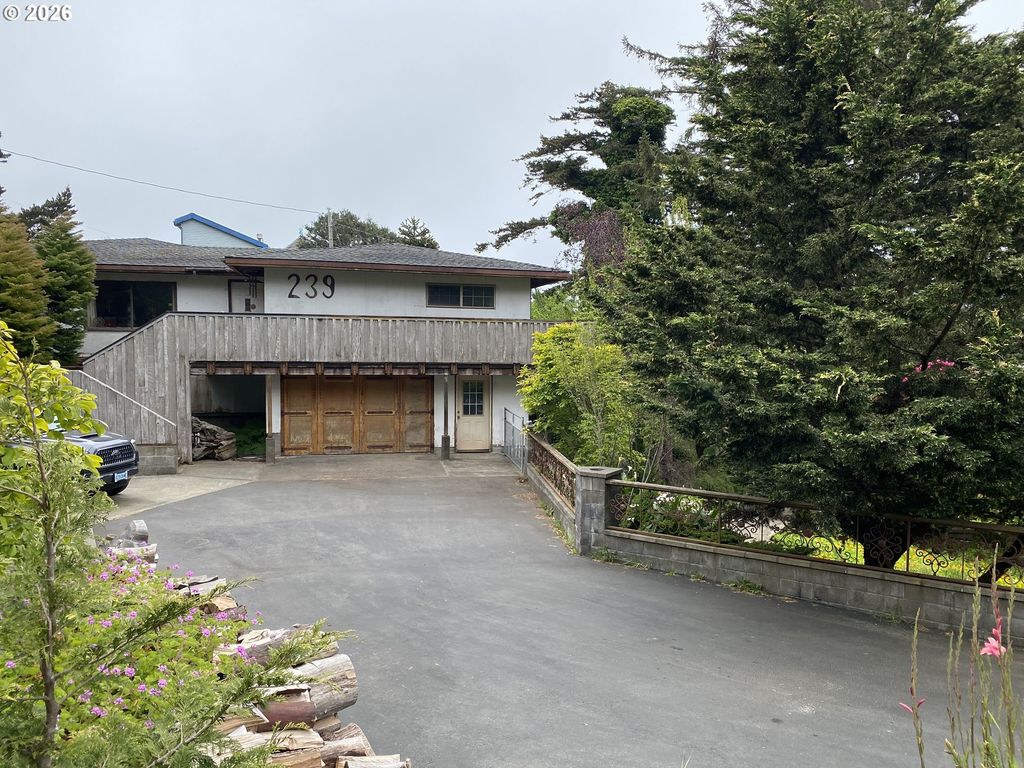 239 10TH St, Port Orford, OR 97465