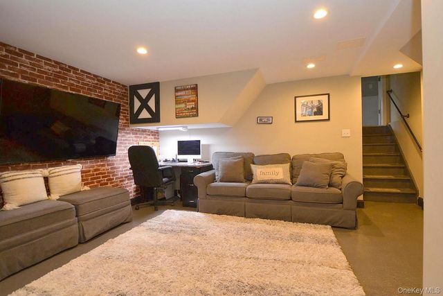 14 Mark Lane, Farmingville, NY 11738