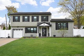 14 Mark Lane, Farmingville, NY 11738