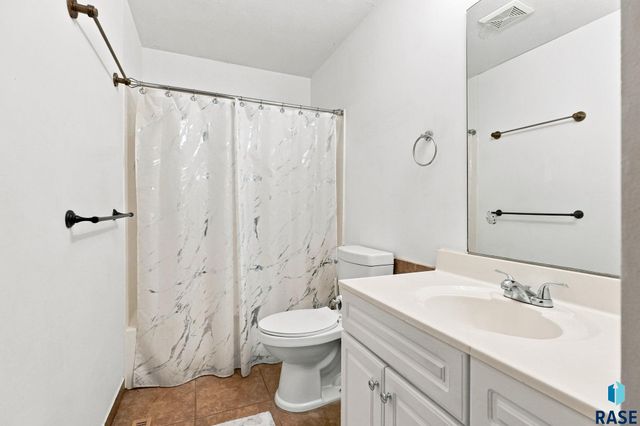 4713 W St James Dr Drive, Sioux Falls, SD 57106