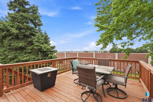 4713 W St James Dr Drive, Sioux Falls, SD 57106